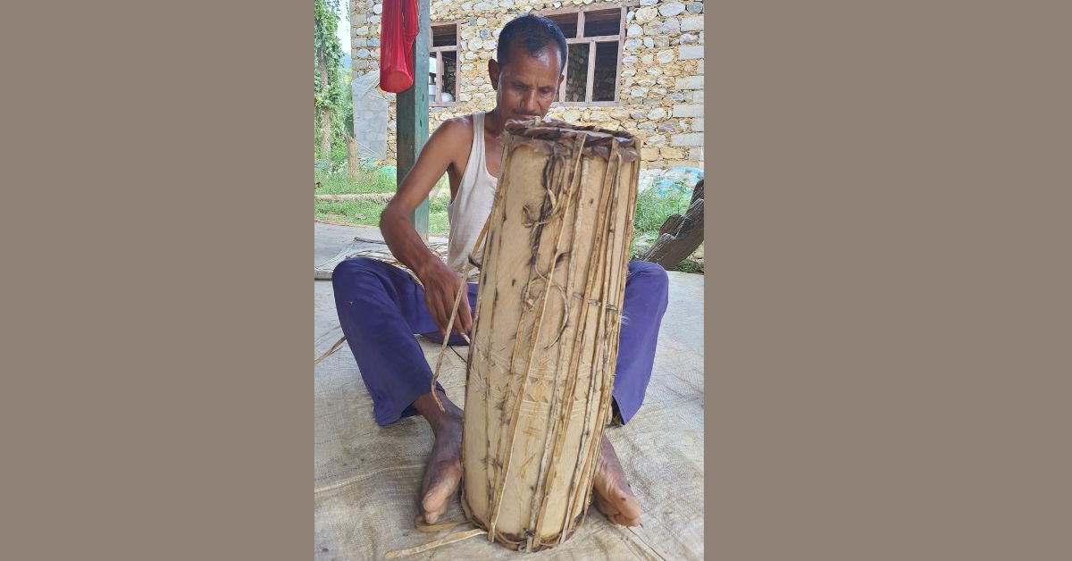 मादल बनाउँदै लम्कीचुहा-३ बलचौरका ५५ वर्षीय तीर्थ वादी।