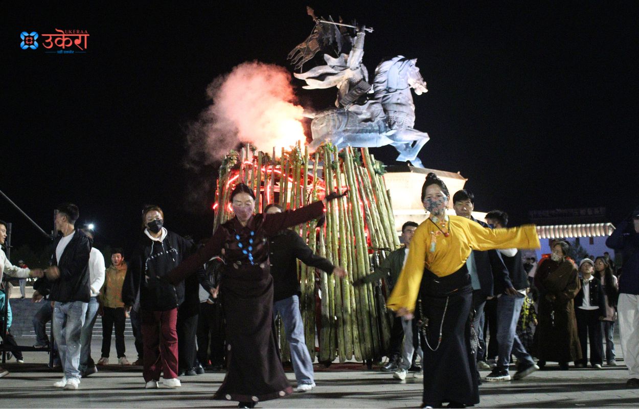 Locals of Yushu dancing in Gesar Square.