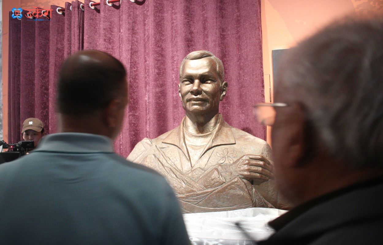 Wang Fuk Wing, a volunteer who came to Yushu from Hong Kong to rescue children and staff trapped in an orphanage during the earthquake, rescued three children and one staff member. Later, he died after being buried in the rubble during the rescue operation. A statue erected in his honor at the museum.