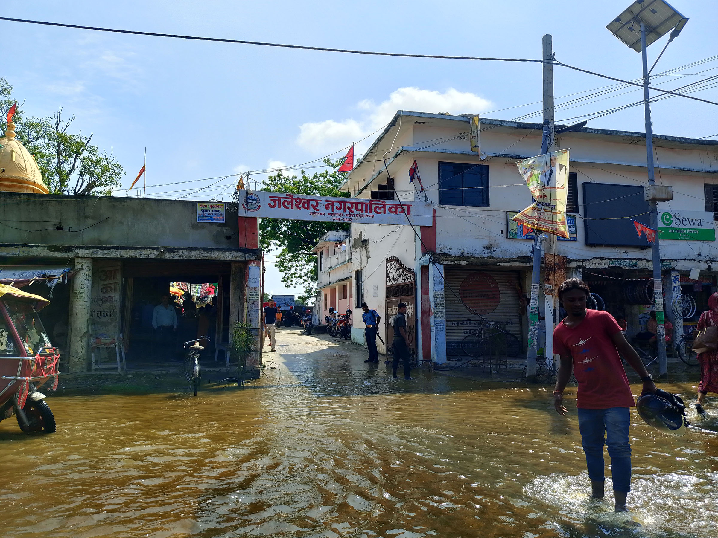 महाेत्तरी जिल्लाकाे सदरमुकाम जलेश्वरमा साेमबार आएकाे बाढीकाे जलमग्न बनेकाे जलेश्वर नगरपालिकाकाे प्रवेशद्वार । तस्बिर : सञ्जीतकुमार मण्डल / रासस