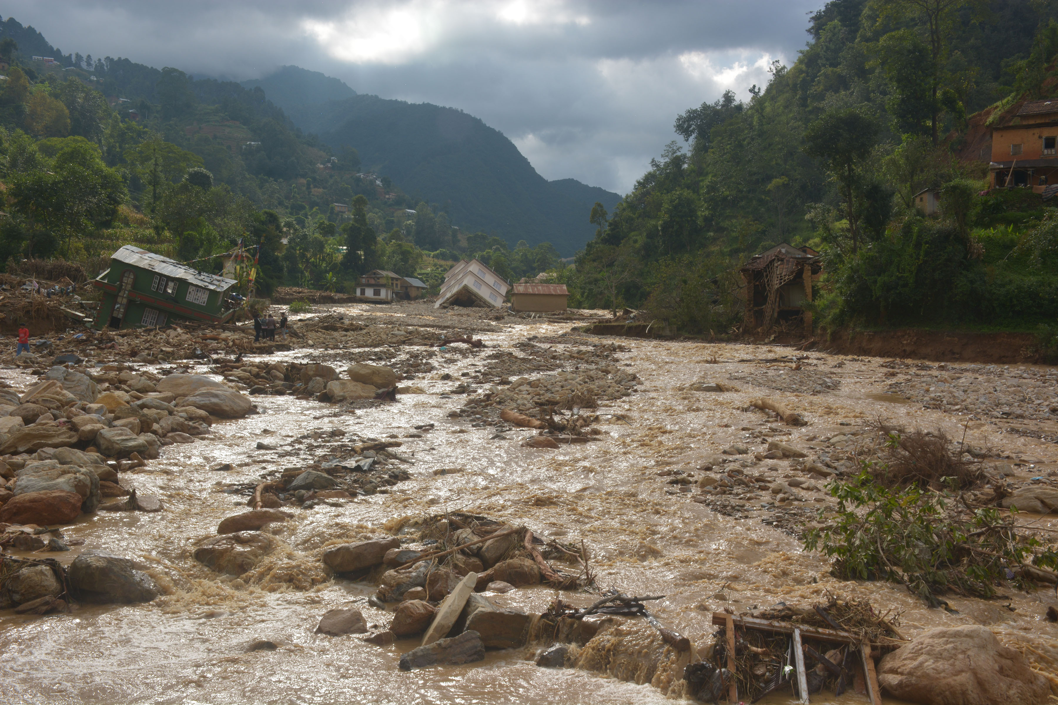 अविरल वर्षाका कारण रोशी खोलामा गएको बाढीले बगाएको काभ्रेपलाञ्चोकको पनौती नगरपालिका-१२ भूमेडाँडास्थित रोशी बजार आसपासका घरहरु । तस्बिर : पेमा लामा/रासस