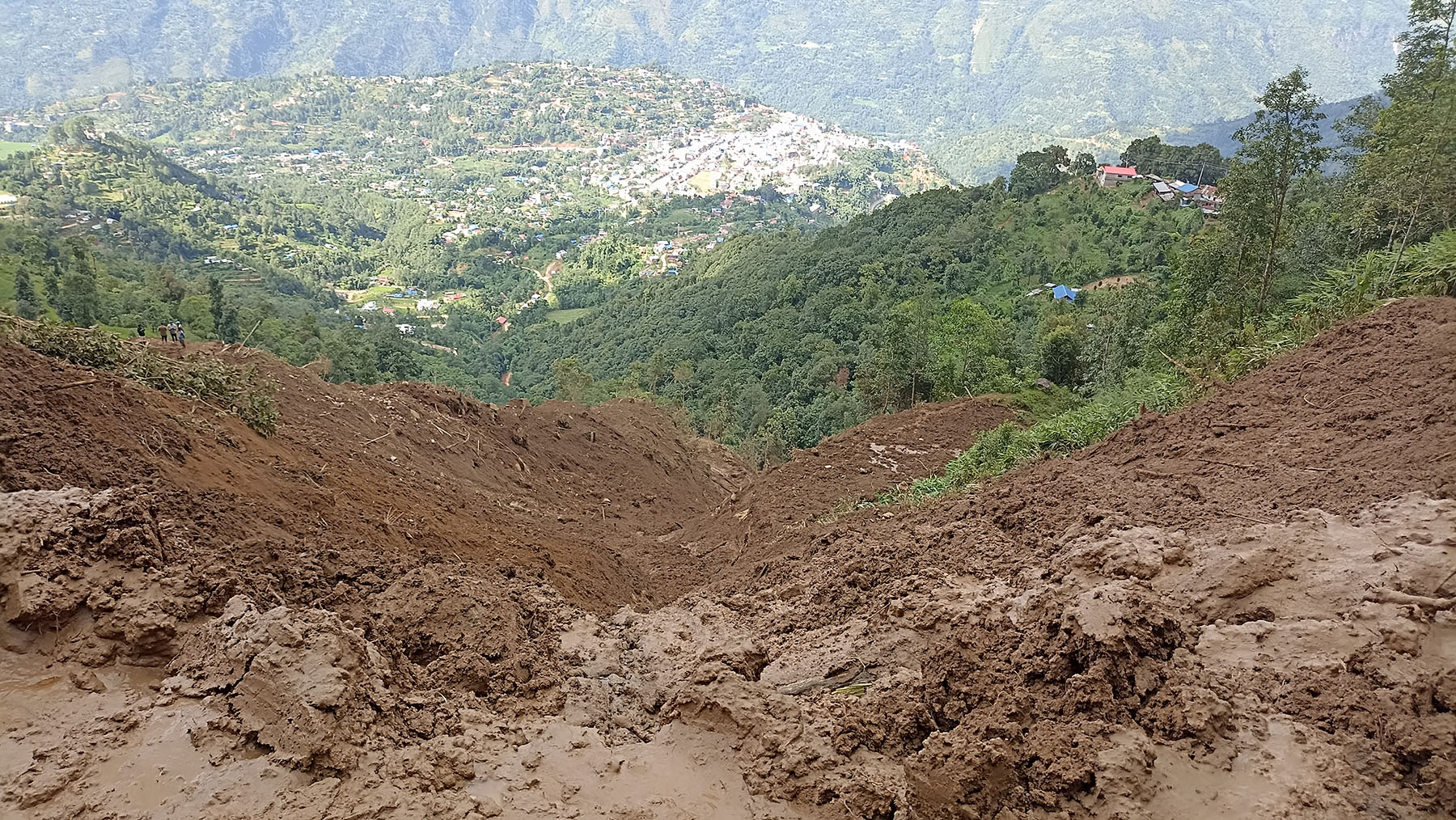 मेची राजमार्ग अन्तर्गत पाँचथरको फिदिम नगरपालिका–२ रमितेमा झरेको पहिरो । असोज १२ गते झरेको पहिरोका कारण मेची अवरुद्ध बनेको छ। तस्बिरः रवीन्द्र काफ्ले/रासस