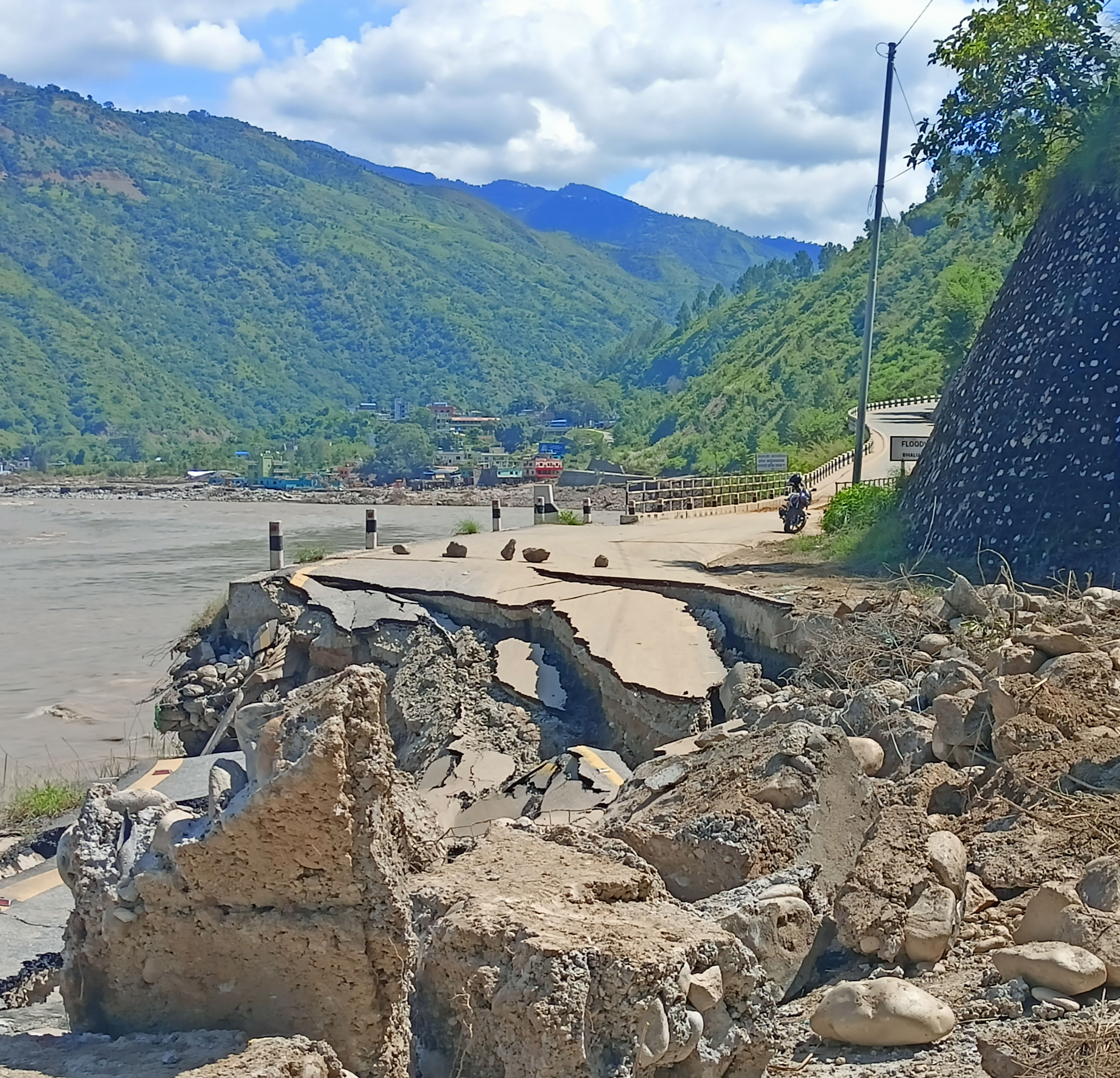 अविरल वर्षाका कारण आएको बाढीपहिरोले क्षति गरेर अवरुद्ध बनेको सुनसान बिपी राजमार्ग । तस्बिर : राधिका बुढाथोकी/रासस