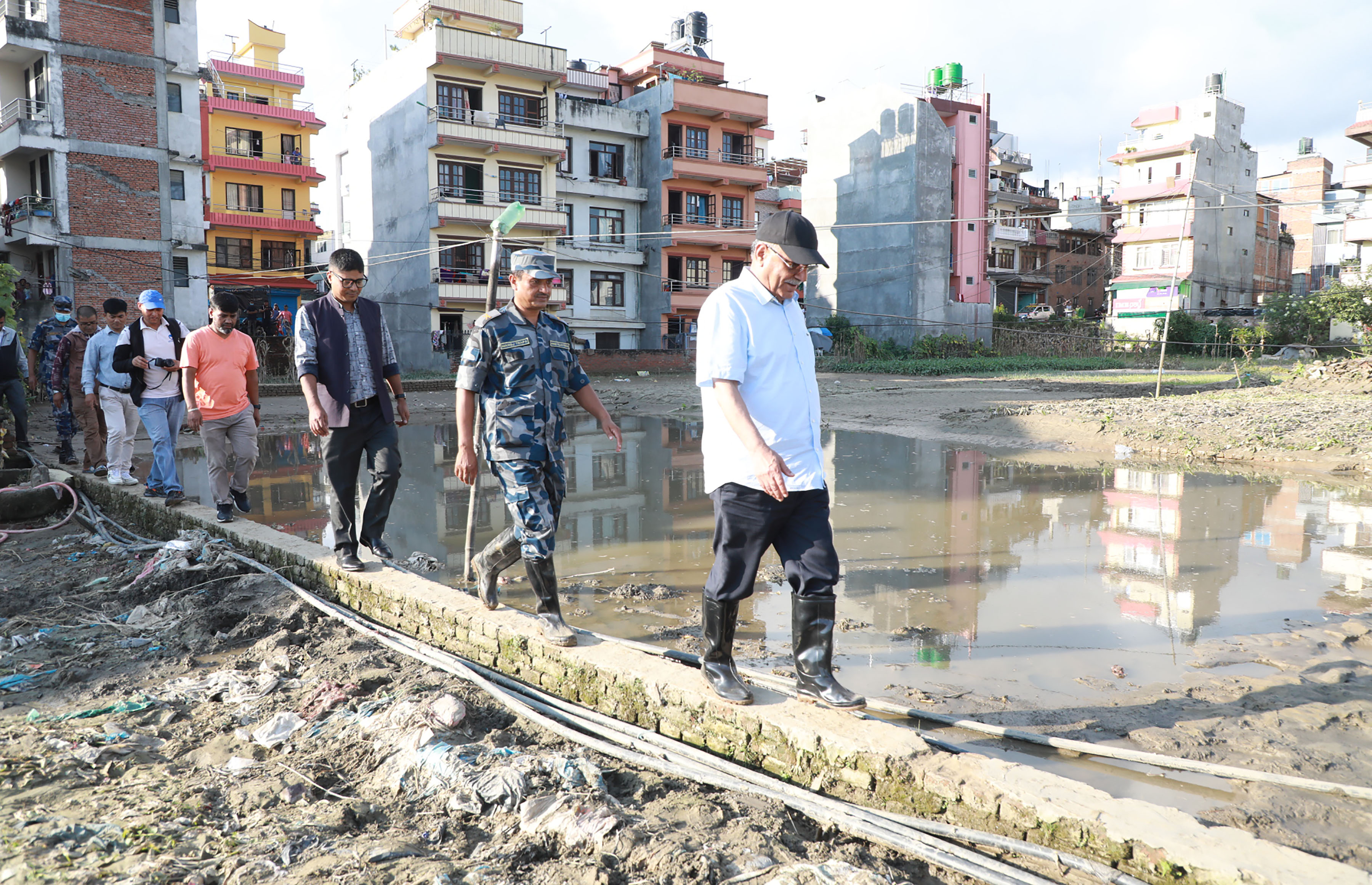 माओवादी केन्द्रका अध्यक्ष एवम् पूर्वप्रधानमन्त्री पुष्पकमल दाहाल ‘प्रचण्ड’ मध्यपुर थिमि वडा नं ३ कौशलटारस्थित सागबारी क्षेत्रमा बाढीले पुर्याएको क्षति मङ्गलबार निरीक्षण गर्दै ।