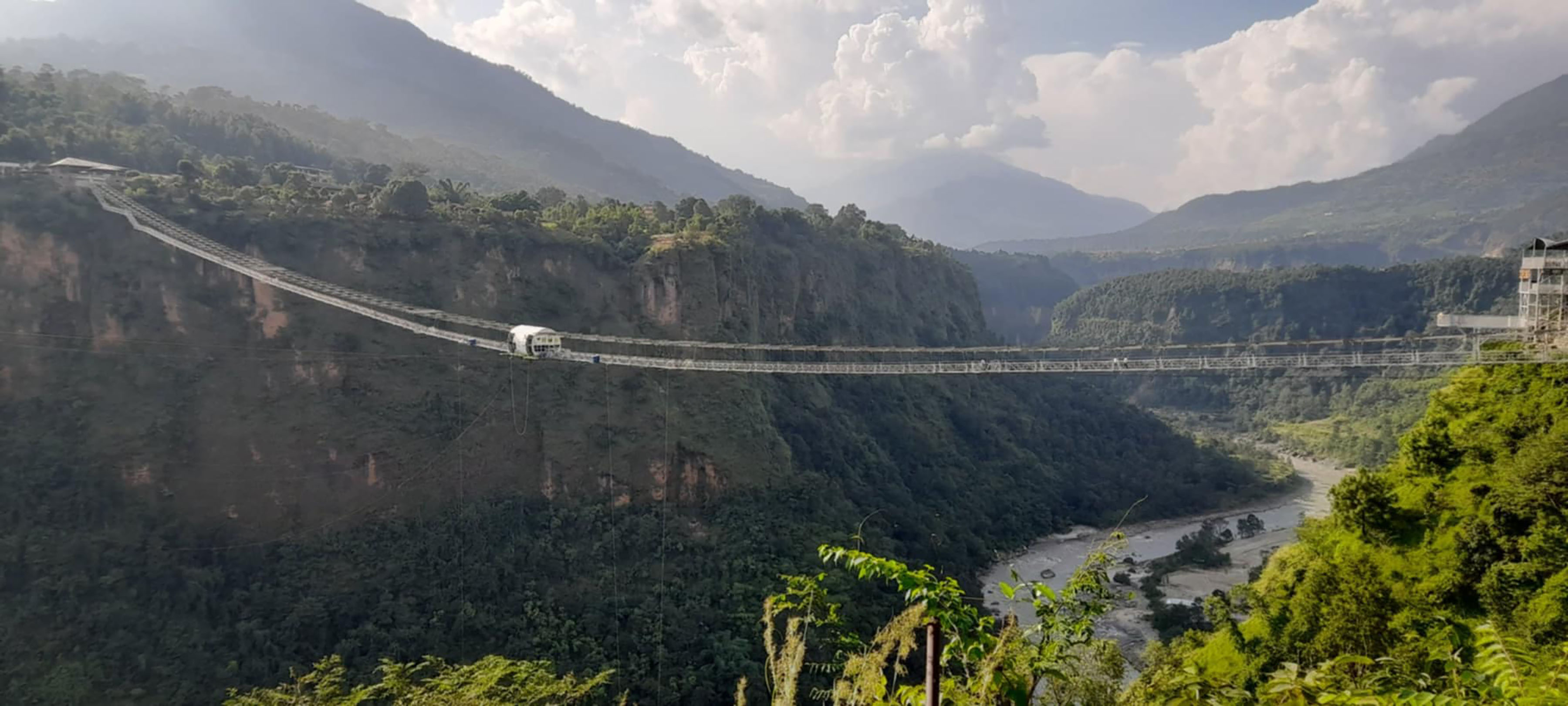 हिन्दुहरुको महान चाड दसैँ, तिहार तथा छठ पर्व नजिकिदै गर्दा पनि सुनसान बनेको पर्वत जिल्लाको कुश्मास्थित कालीगण्डकी नदीको खोँचमा रहेको बञ्जिजम्प।