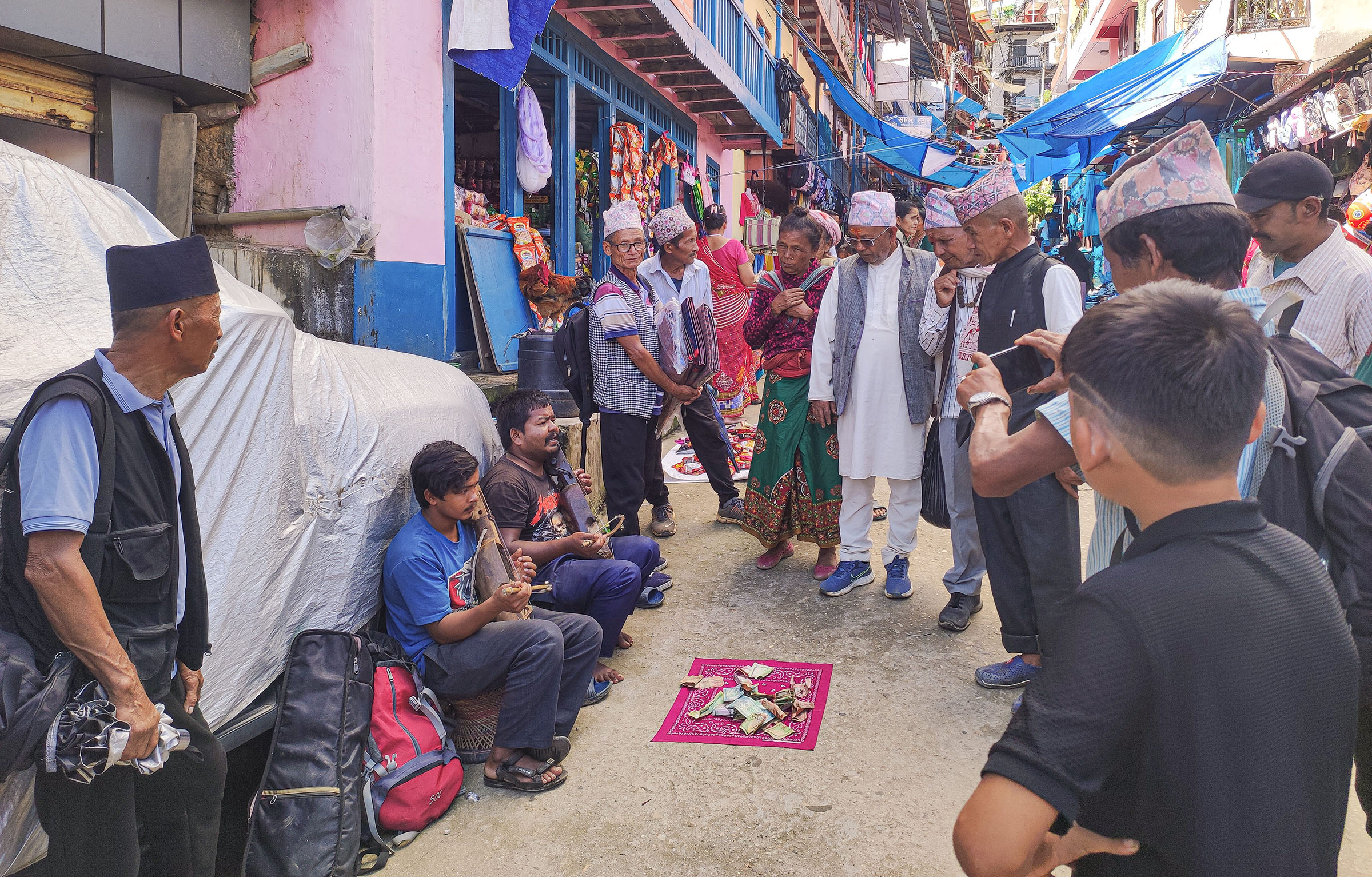 नेपालीहरुको महान् चाड बडादसैँ नजिकिंदै गर्दा संखुवासभाको खाँदबारी बजारमा शनिबार परम्परा जगेर्नाका साथै सारङ्गी रेटेर गीत गाउँदै दसैँखर्च उठाउन भोजपुरबाट आएका गन्धर्व । 