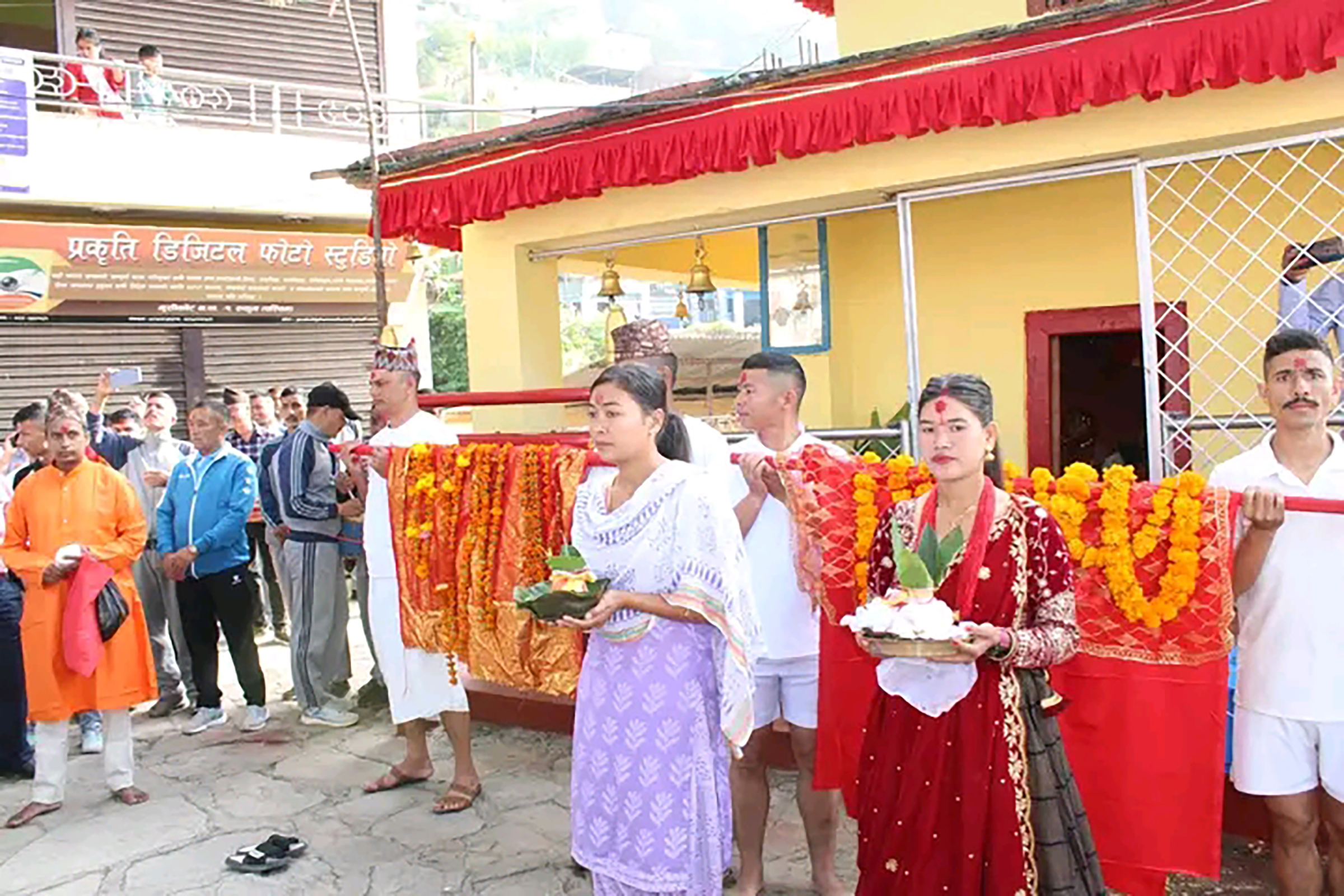 बडादसैँको सातौँ दिन बिहीबार रुकुम पश्चिमको मुसिकोट नगरपालिका–१ मा रहेको कालिका भगवतीको मन्दिरमा फूलपाती भित्र्याउँदै नेपाली सेना र नेपाल प्रहरी। तस्बिरः बलबहादुर ओली/रासस