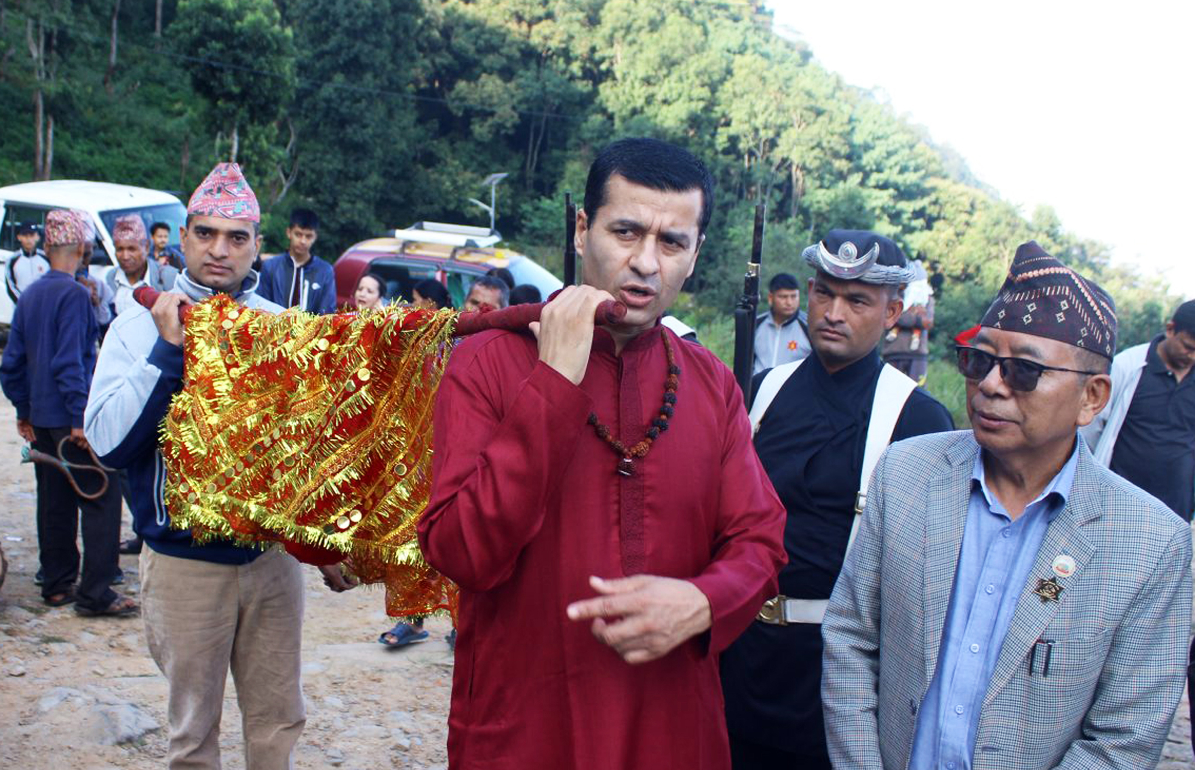 बडादसैँ अन्तर्गत नवरात्रको सातौँ दिन बिहीबार गोरखा दरबारबाट काठमाडौँको हनुमान ढोका दरबारका लागि पठाइएको फूलपाती। दरबारका सुसारेहरुले बिधिपूर्वक पूजाअर्चना गरी फूलपाती पठाइएको हो। 