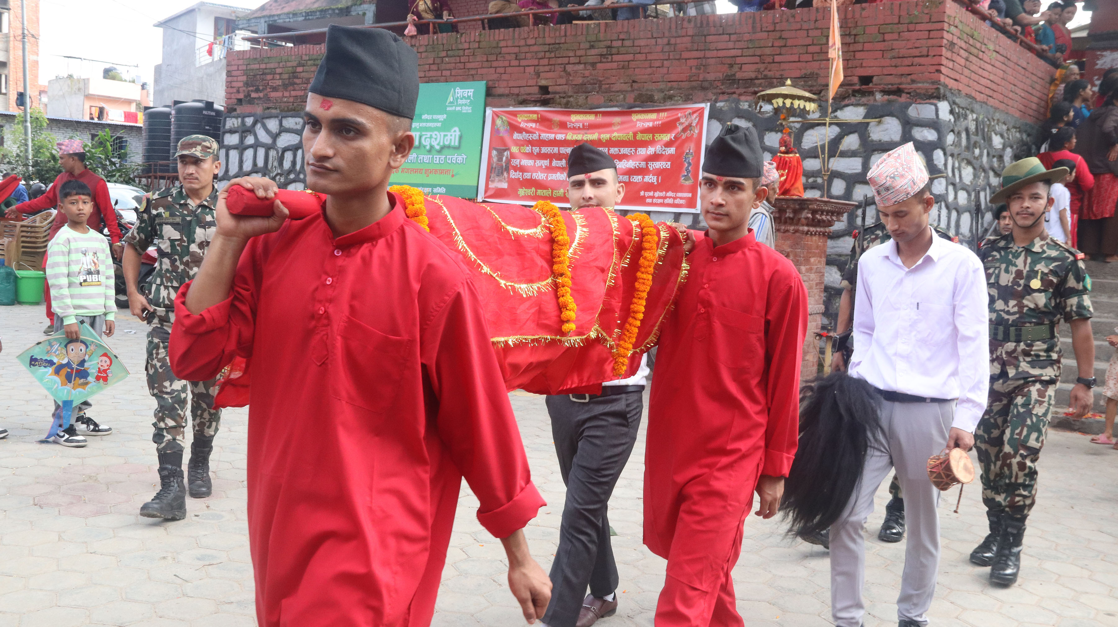 शिवपुरी नागार्जुन राष्ट्रिय निकुञ्जमा रहेको नेपाली सेनाको कालिध्वज गणले तारकेश्वर नगरपालिका-४ स्थित पुरानो गुह्ययेश्वरी मन्दिरमा बिहीबार फूलपाती पूजा गरी गण तफ फूलपाती भित्र्याइँदैै।