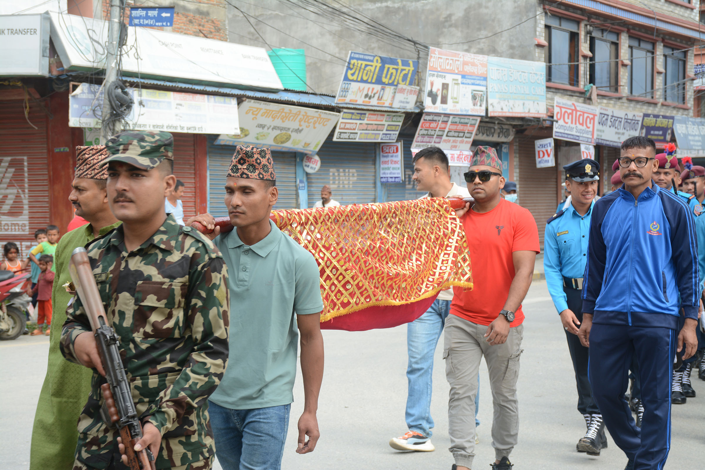 तनहुँको व्यास नगरपालिका–४ स्थित तनहुँ कालिका मन्दिरमा बिहीबार फूलपाती भित्र्याउन डोली लिएर जाँदै नेपाल प्रहरीको टोली । तस्बिर : कृष्ण न्यौपाने/रासस