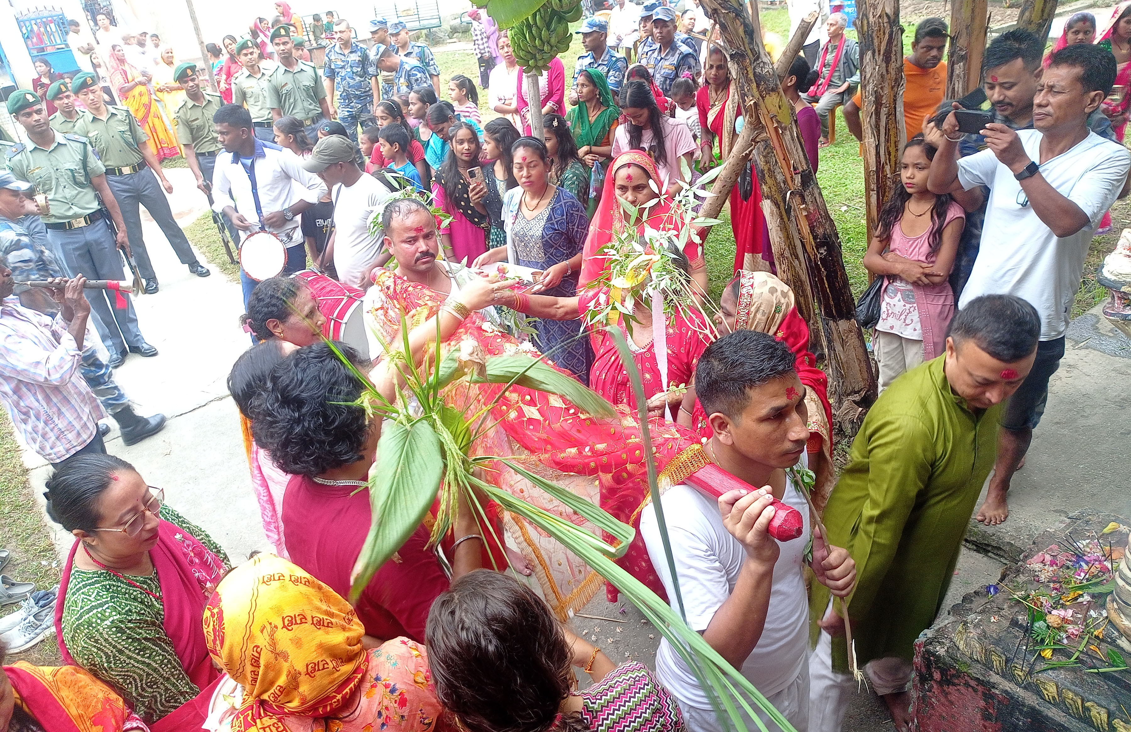 सुनसरीको इनरुवा नगरपालिका-९ स्थित भगवती मन्दिरमा बिहीबार फूलपाती भित्र्याउँदै नेपाली सेना र सशस्त्र प्रहरीको टोली । तस्बिर : नवीन गड्तौला/रासस