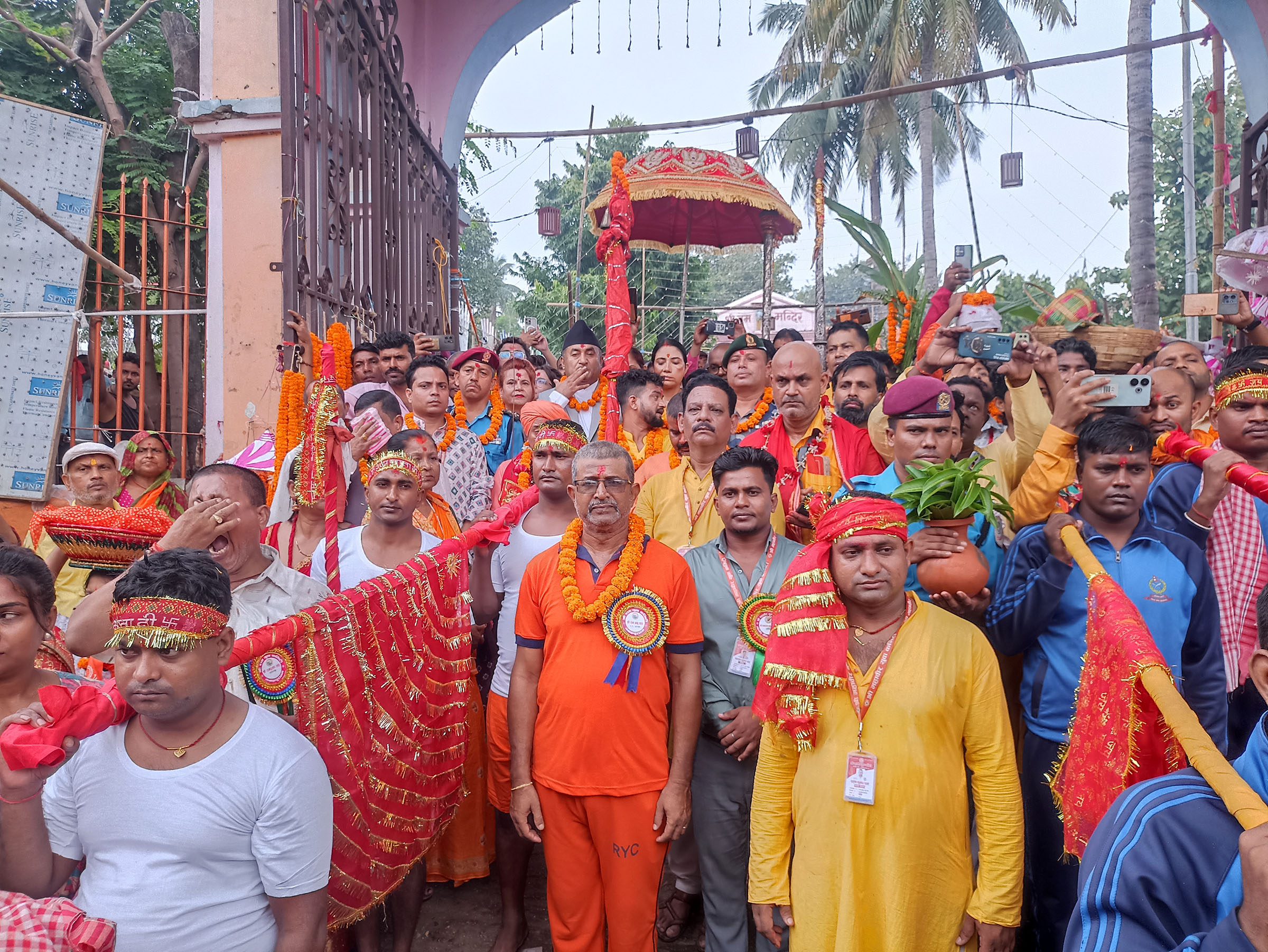 जनकपुरधामको राजदेवीको मन्दिरमा बिहीबार फूलपाती भित्र्याउँदै मन्दिरका महन्त श्रीराम गिरीलगायत । तस्बिर : निरंजनकुमार साह/रासस