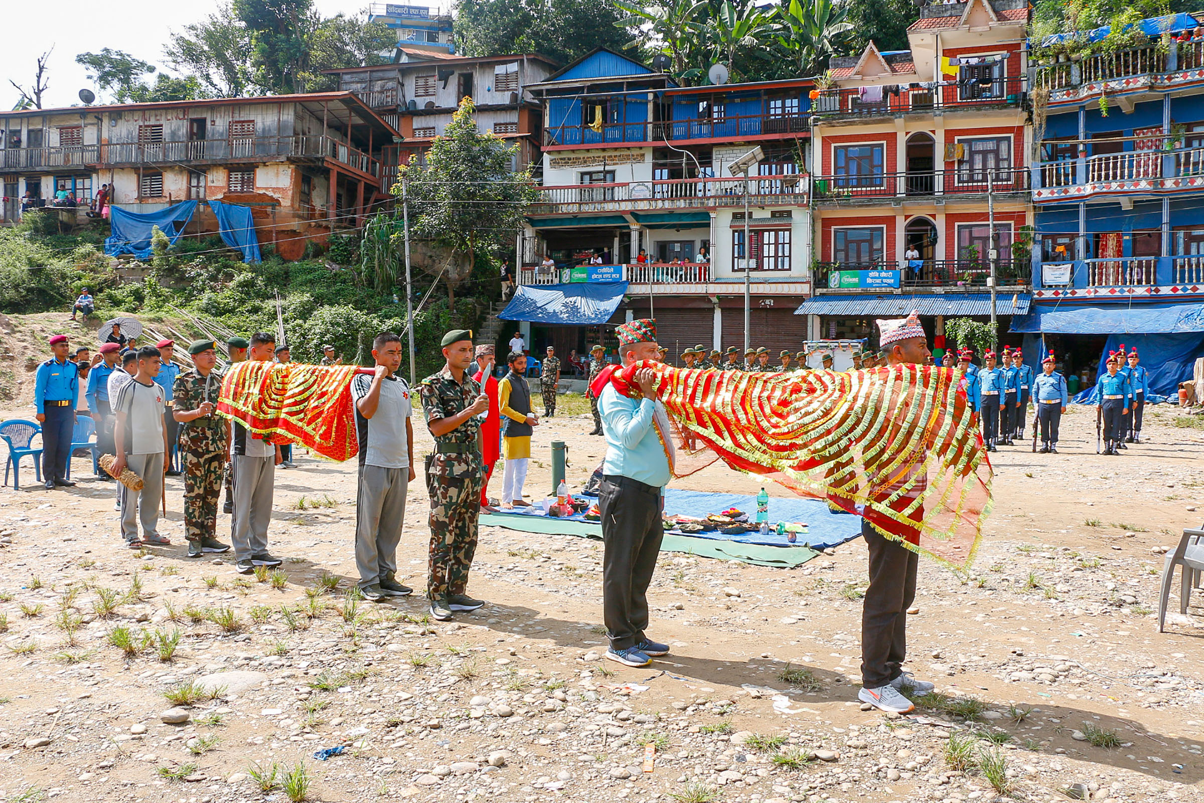 संखुवासभामा रहेको नेपाली सेना र नेपाल प्रहरीले मनकामना मन्दिर र फुलपाती चोकबाट ल्याएको फुलपातीलाई खांदबारीको टुँडिखेलमा पूजा आरधानापछि आ९आफ्नो कार्यालयमा भित्र्याउँदै नेपाली सेना र नेपाल प्रहरी । 