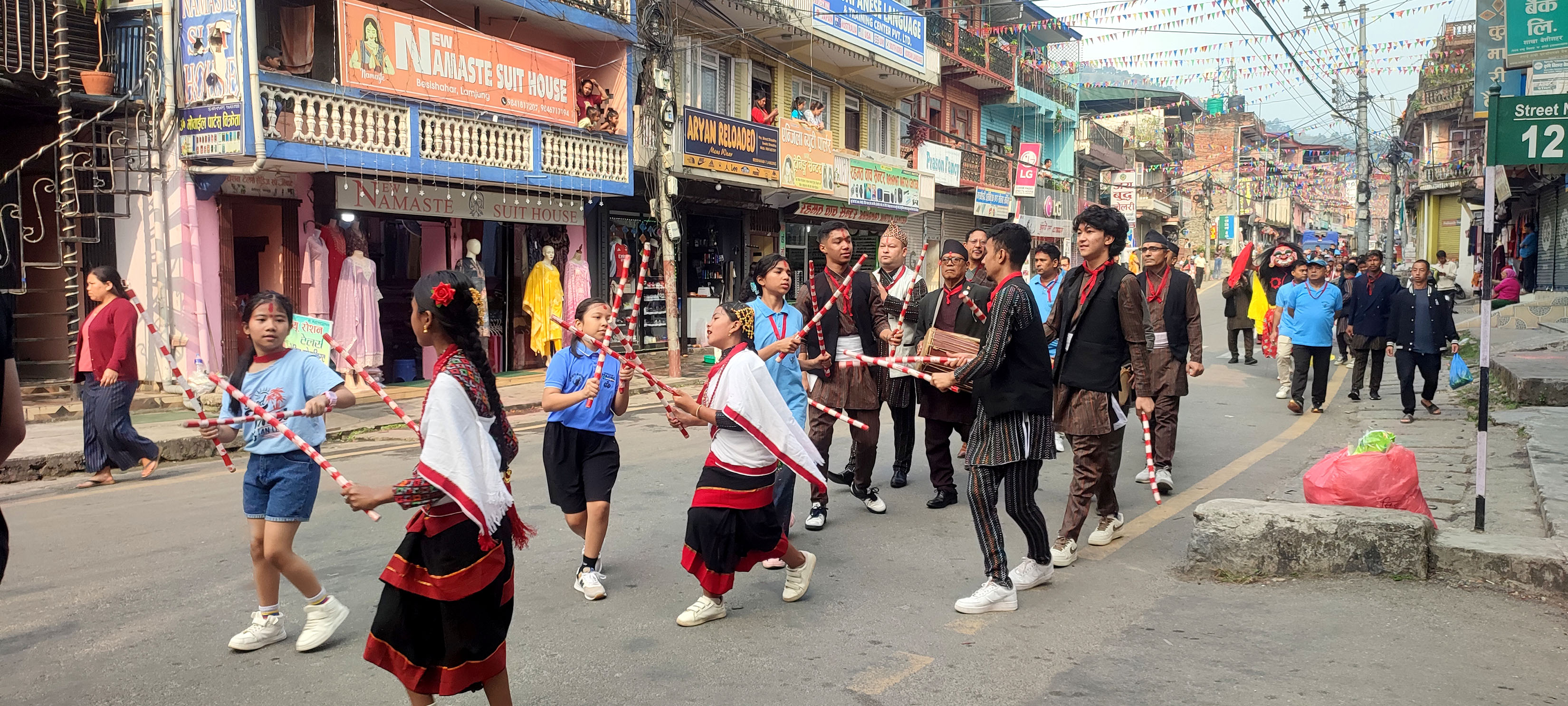 नेपाल सम्वत् ११४५ को अवसरमा शनिबार बेँसीसहर बजारमा नेवाः खल लमजुङद्वारा आयोजित र्‍यालीमा नेवार संस्कृतिसँग आधारित टाकटुके नाच्दै । तस्बिर : जनक श्रेष्ठ / रासस