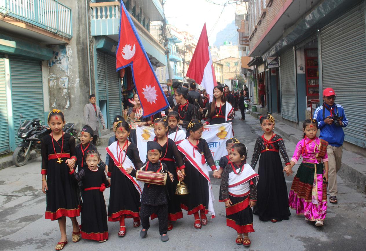 नेपाल सम्वत् ११४५ को अवसरमा शनिबार बेनीमा नेपाल भाषा मङ्का खःल म्याग्दीले आयोजना गरेको झाँकी सहितको र्‍यालीमा मौलिक पोषाकमा सजिएका नेवार समुदाय । तस्बिर : सन्तोष गौतम/ रासस