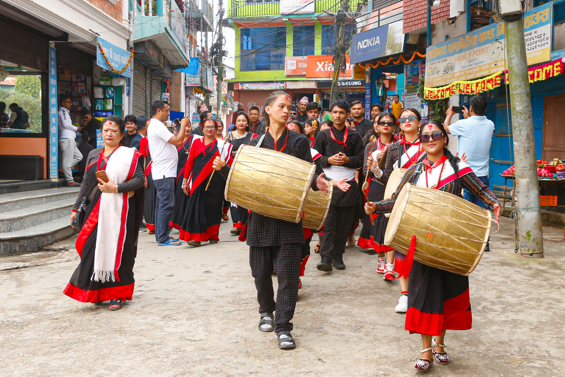 नेपाल संवत् ११४५ नव वर्षको अवसरमा नेवाः देय दबु संखुवासभाले खांदबारीमा शनिबार बिहान आयोजना गरेको शान्ति पदयात्रामा धिमेबाजा बजाउँदै स्थानीय युवाक युवती । तस्बिरः सुजन बज्राचार्य/रासस