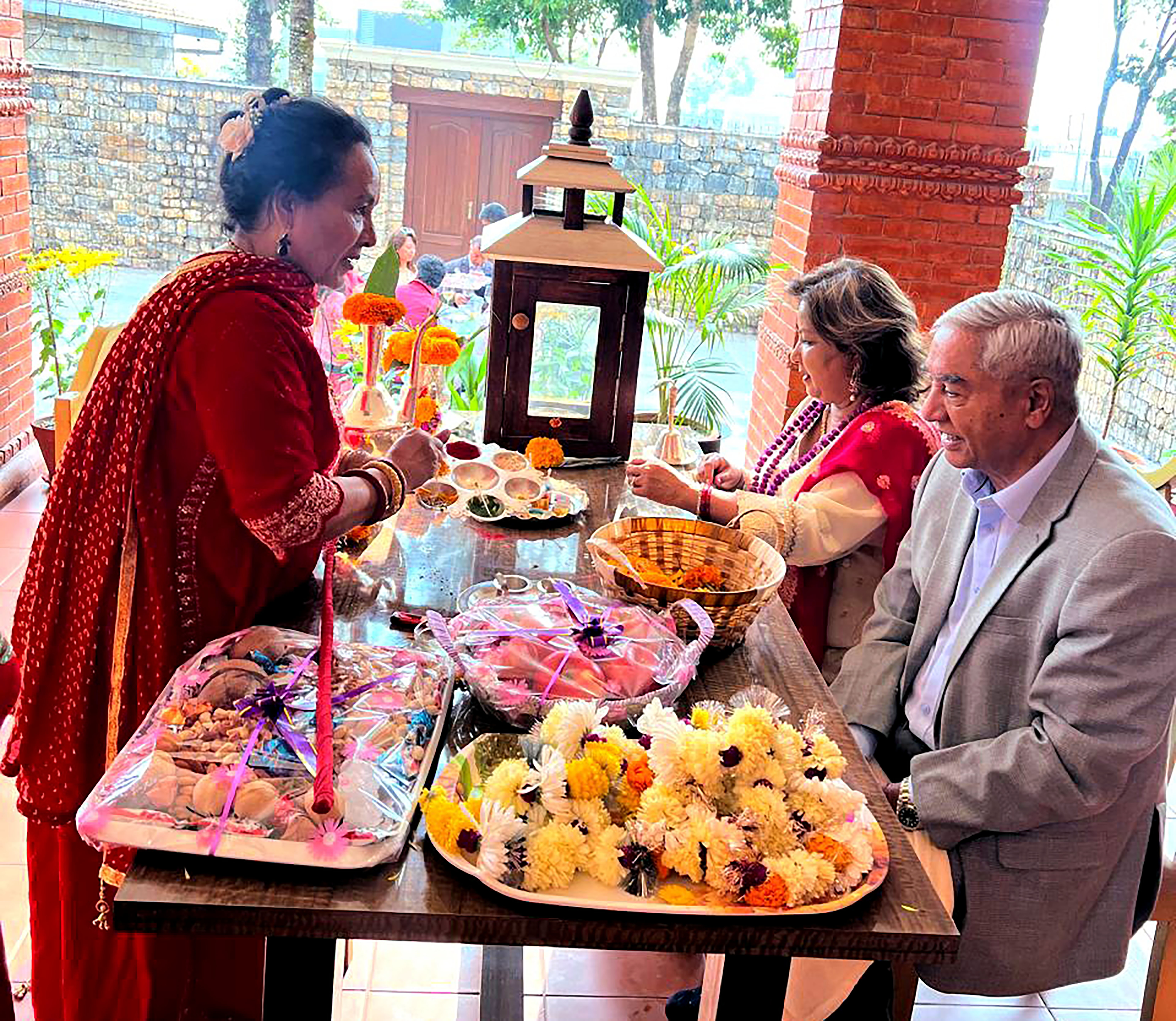 नेपाली काँग्रेसका सभापति एवं पूर्व प्रधानमन्त्री शेरबहादुर देउवा आइतबार बहिनी सुशीला खड्काकाे हातबाट भाइटीका  लगाउदै। तस्बिर सौजन्य : सभापति देउवाको सचिवालय 