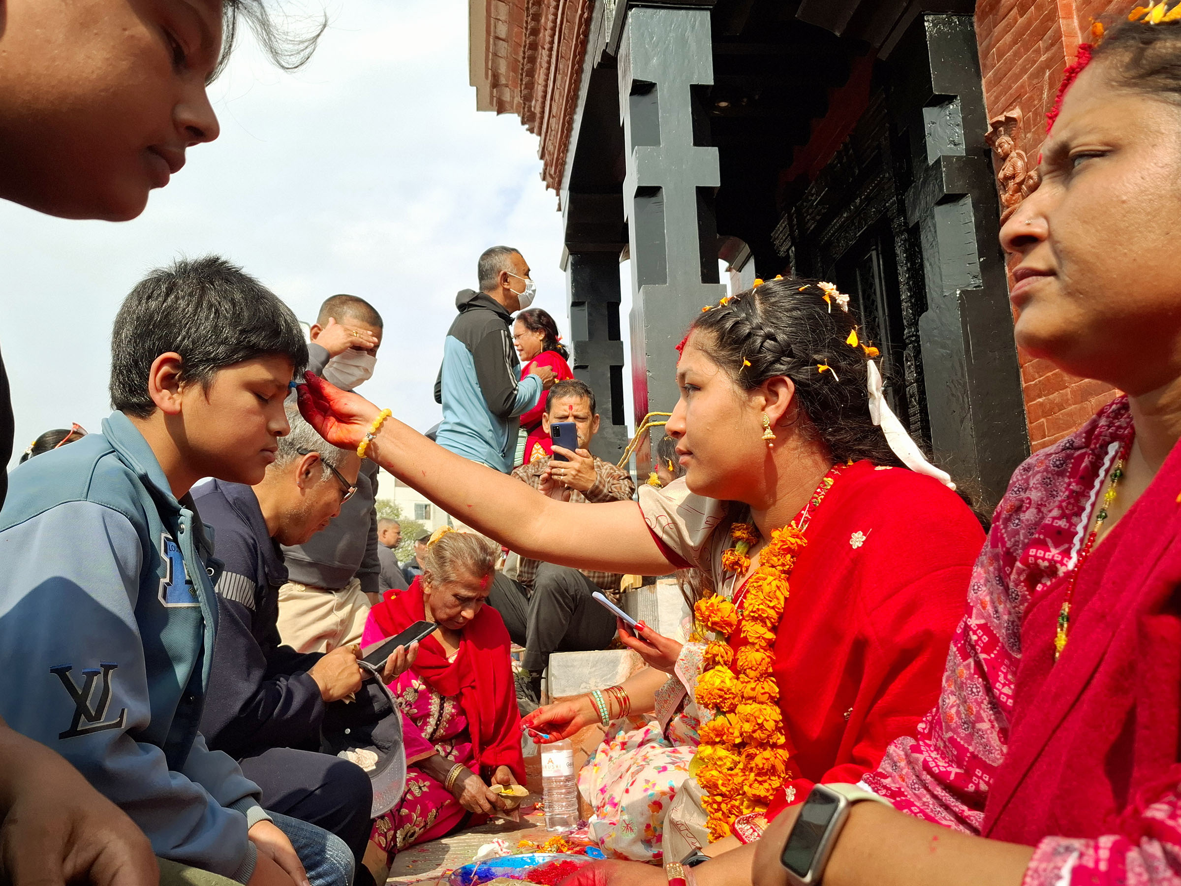 काठमाडौँस्थित रानीपोखरीको बीचमा रहेको बालगोपालेश्वर मन्दिरको परिसरमा आइतबार भाइटीकाका दिन दिदीबहिनीको दाइभाइ र दाइभाइको दिदीबहिनी नभएकोहरुको भाइटीका गरिँदै साथै मन्दिरमा पूजा, दर्शन गरी टीका लगाउने गर्छन्। तस्बिर : रासस।