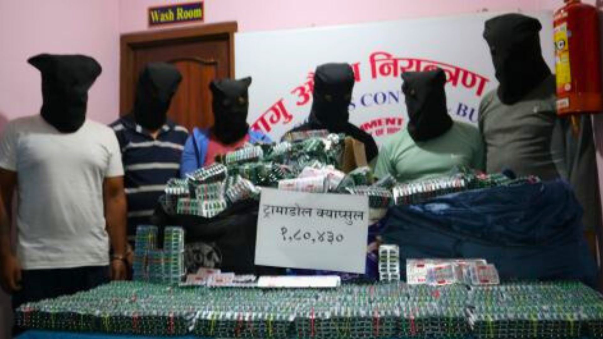  Persons arrested by the Narcotics Control Bureau on charges of Tramadol smuggling. The Bureau has already arrested four people with more than 800,000 Tramadol tablets within a one-week period. Photo: Bureau