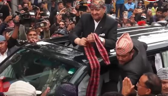 खादा दिएर हात जोड्दै भिडमा उभिएका कमल थापा।