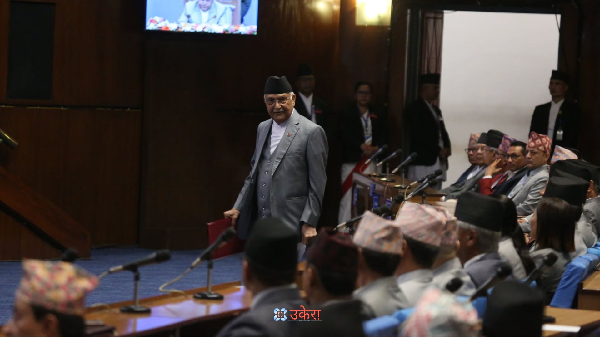 राष्ट्रपतीलाई नीति तथा कार्यक्रम दिन जाँदै प्रधानमन्त्री केपी शर्मा ओली। तस्बिर : दिपेश श्रेष्ठ।