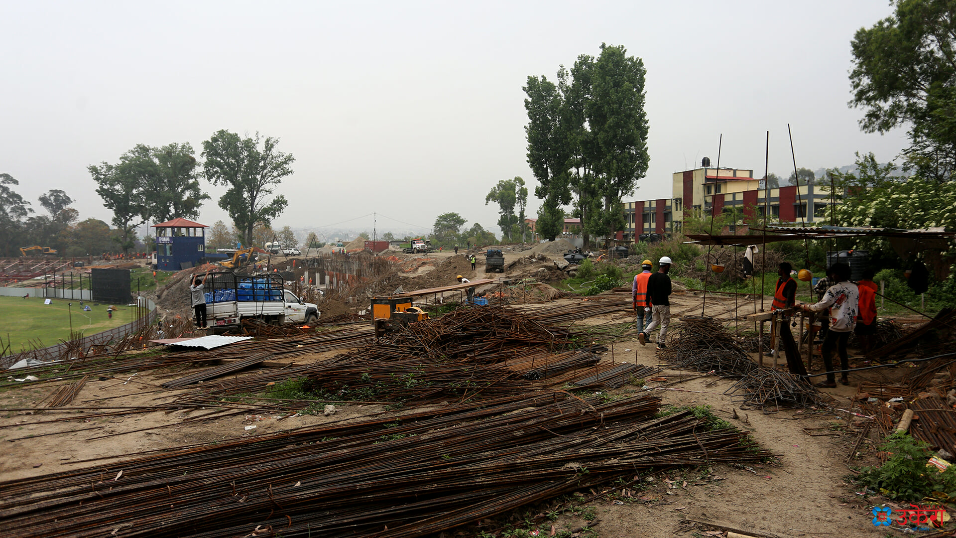 निर्माणका लागि फलामे रडका काम गर्दै मजदुर।
