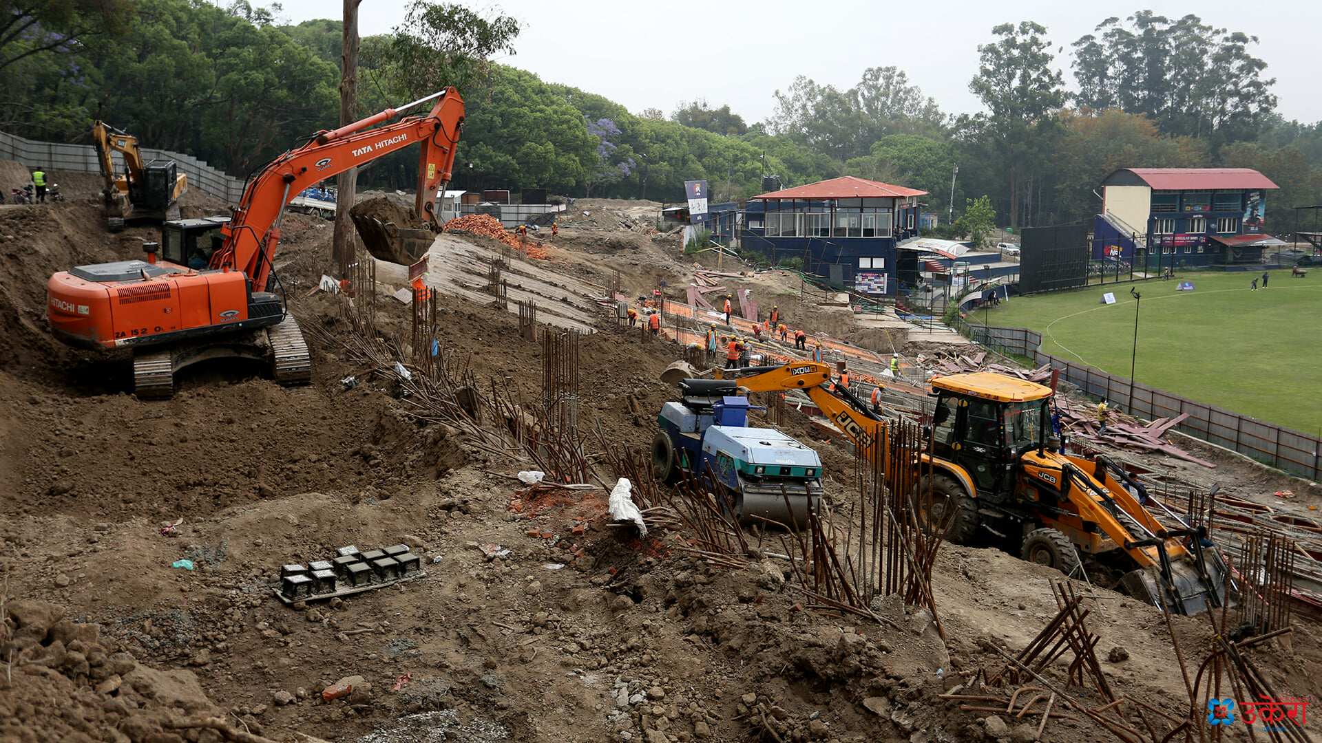 प्याराफिट निर्माणको काममा व्यस्त मजदुर र उपकरण।