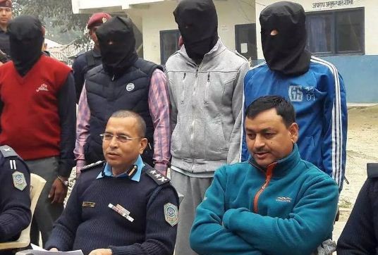 होदा समूहलाई सार्वजनिक गर्दै प्रहरी। तस्बिर : राधेश्याम पटेल। पहिलोपोस्ट