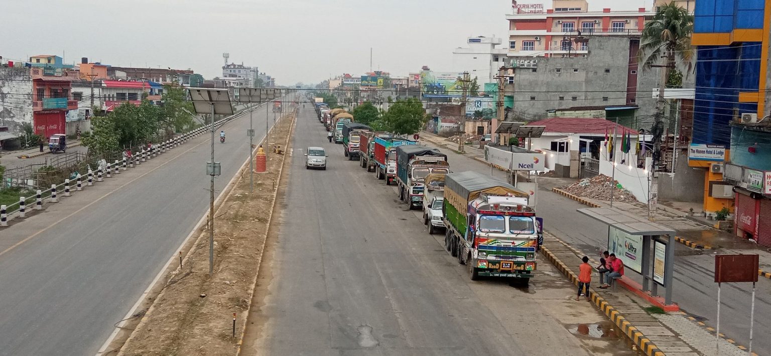 भैरहवा भन्सारमा जाँचपासका लागि रोकिएका ट्रक।
