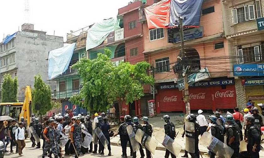 २०७५ सालमा सडक चौडा पार्ने क्रममा स्थानीयले अवरोध गरेपछि खटाइएका प्रहरी।