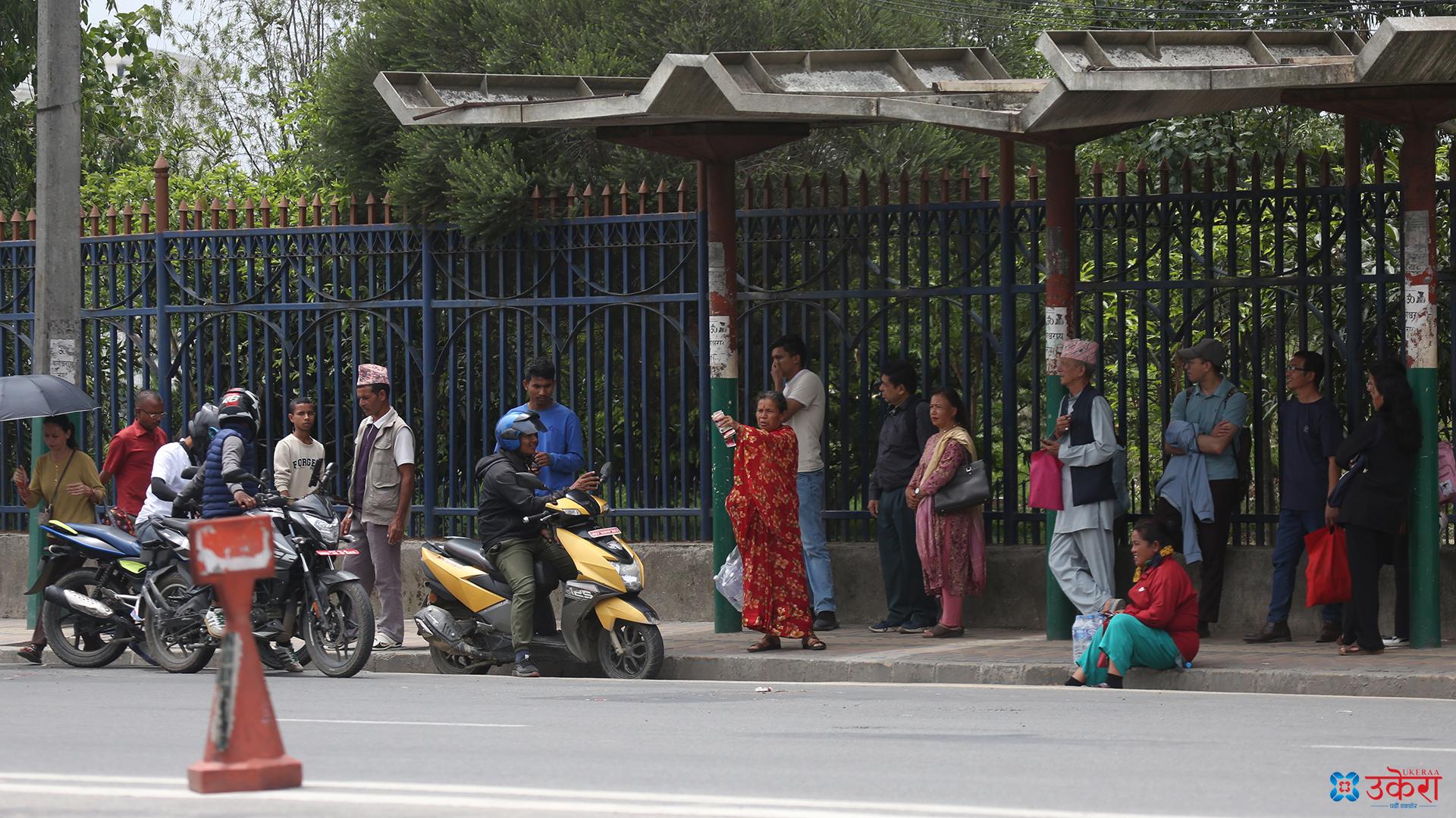 सार्वजनिक सवारी बन्दपछि आज पनि सर्वसाधारणलाई उत्तिकै सास्ती